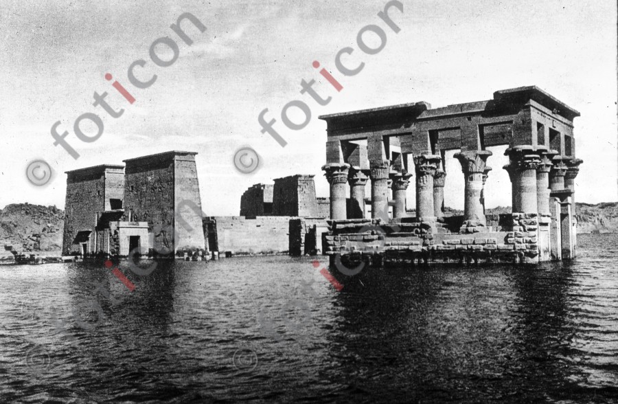 Insel Philae mit Isis-Tempel vor der Überwemmung | Philae Island with Isis Temple before the flooding (foticon-simon-008-071-sw.jpg)